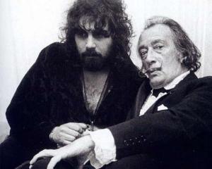 Vangelis junto a Salvador Dalí.